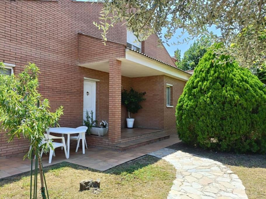 Casa Con Jardin Y Piscina Privada. Vila Santa Eulalia de Ronsaná Exterior foto